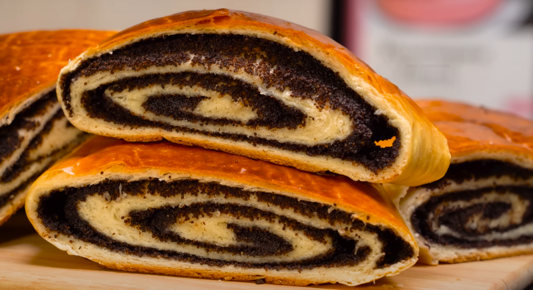 Багато начинки та повітряне тісто: домашній маковий рулет, який ідеально підійде для сімейного чаювання 