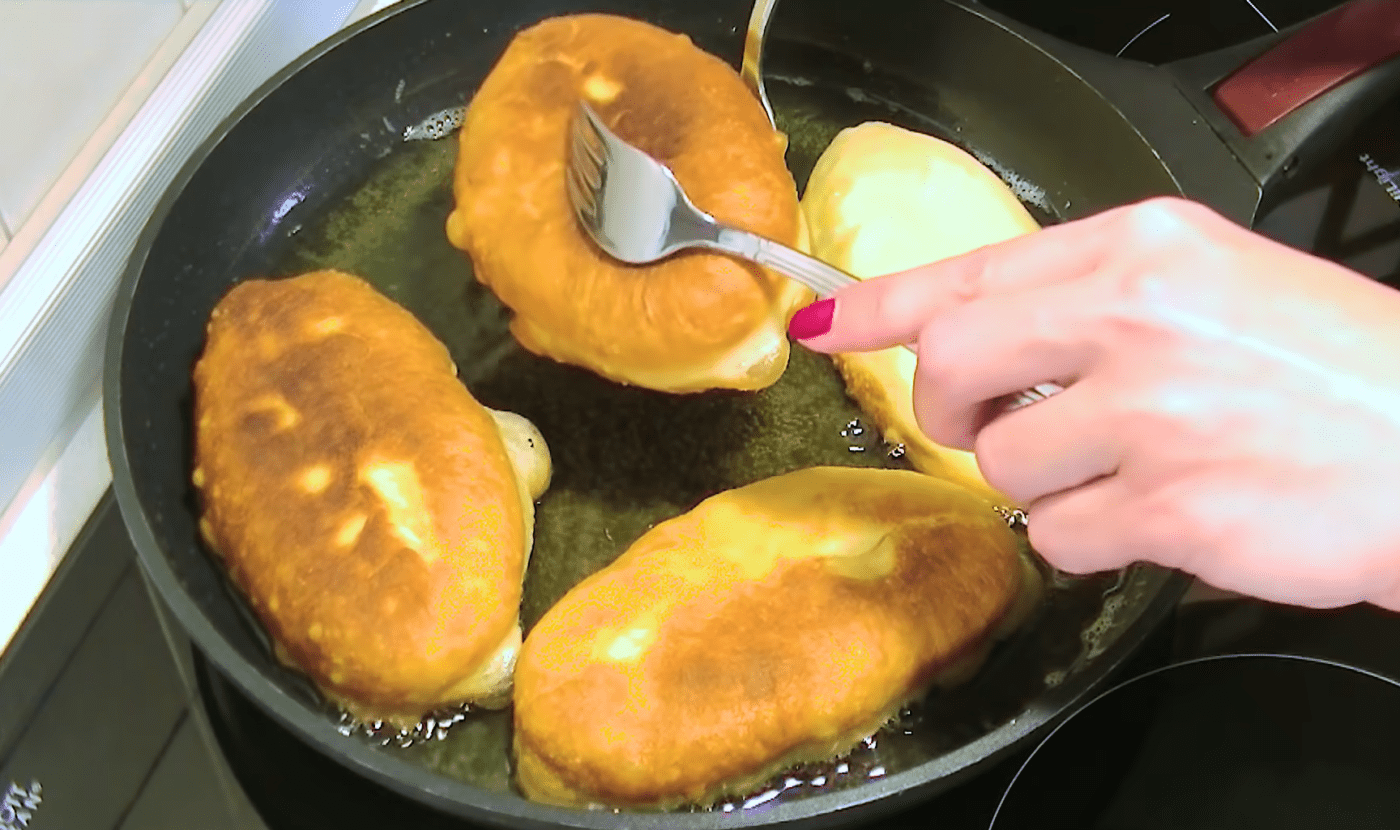 Рецепт приготування смажених на пательні пиріжків з м'ясом