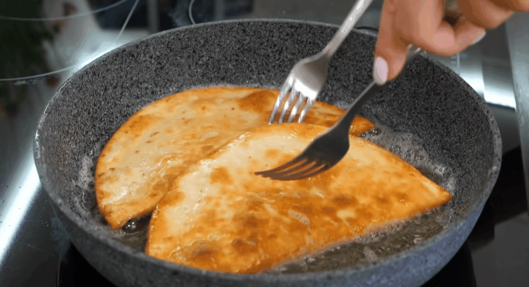 Економно та ще й смачно: ці ліниві чебуреки на сковороді за 15 хвилин стануть хітом 