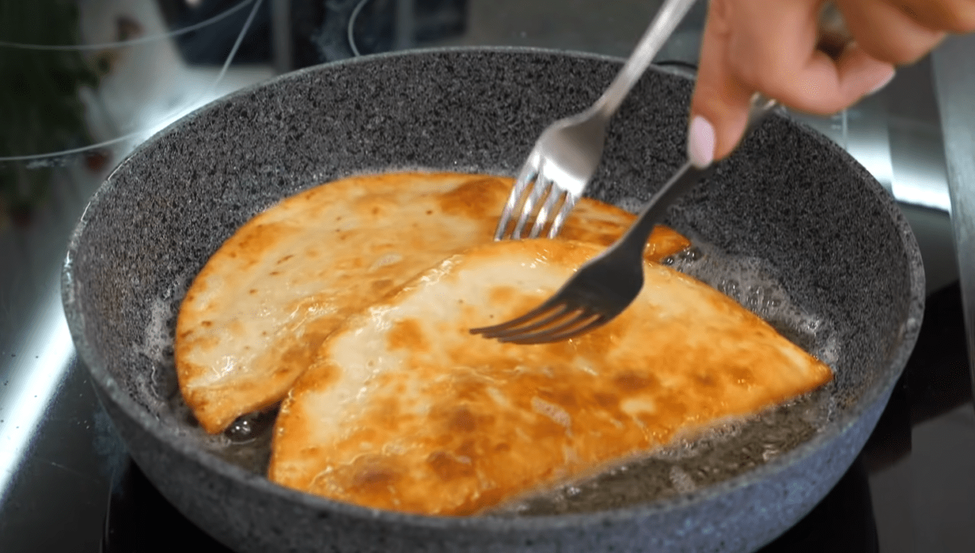 Рецепт приготування лінивих чебуреків з лаваша