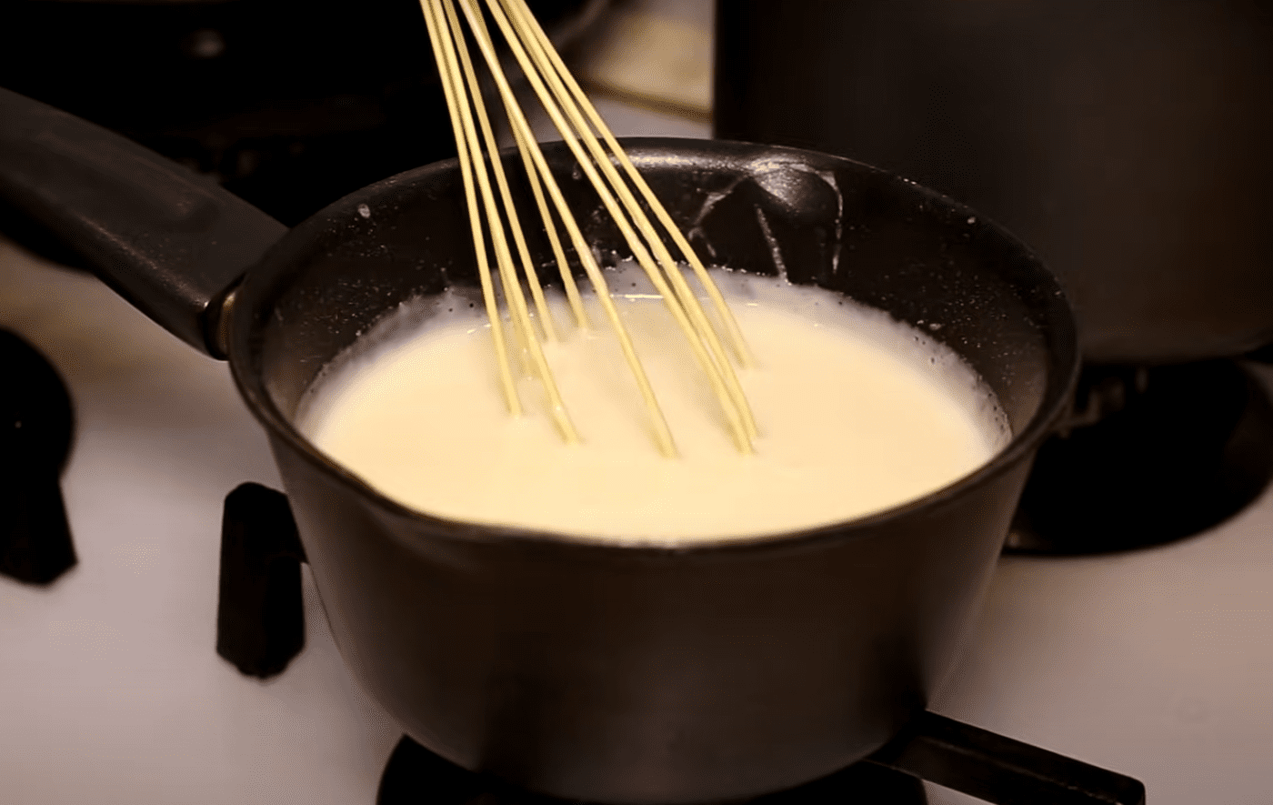 Рецепт приготування м'ясна запіканка з макаронами та соусом бешамель