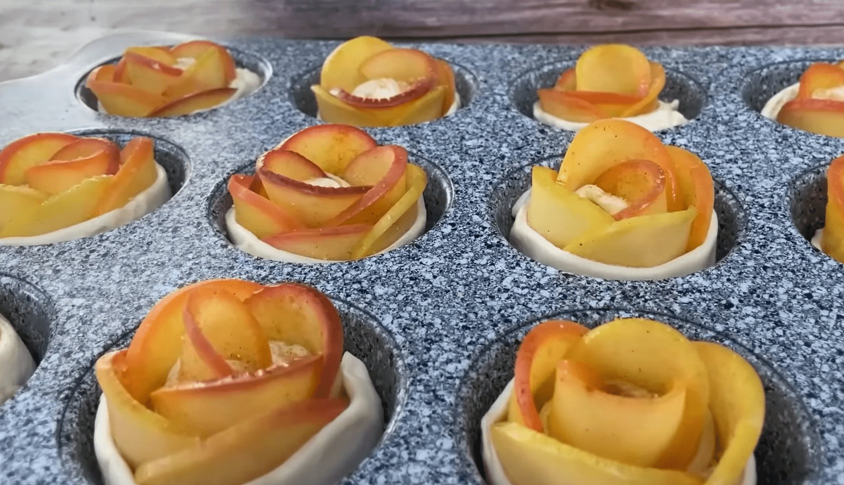 Рецепт приготування троянд з листкового тіста з яблуками