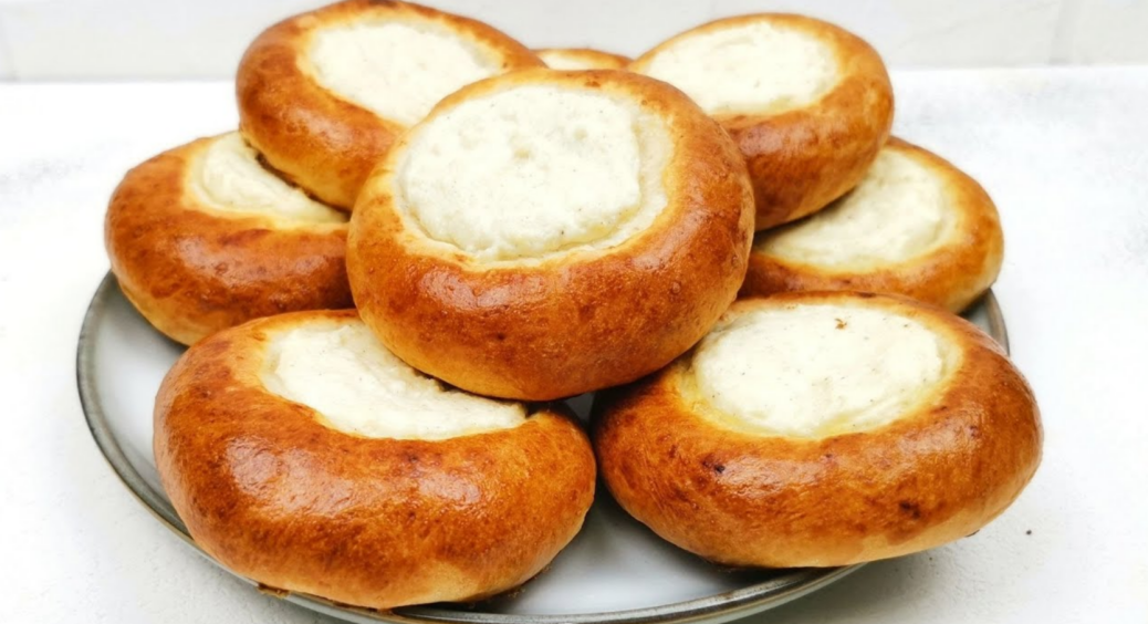 Приготування ватрушок з кисломолочним сиром: найвдаліший рецепт випічки на пухкому та дуже ніжному тісті 