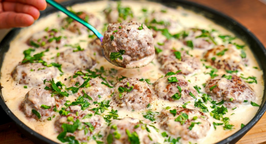Страва, від якої неможливо відмовитися: рецепт ніжних та дуже соковитих фрикадельок у вершковому соусі 