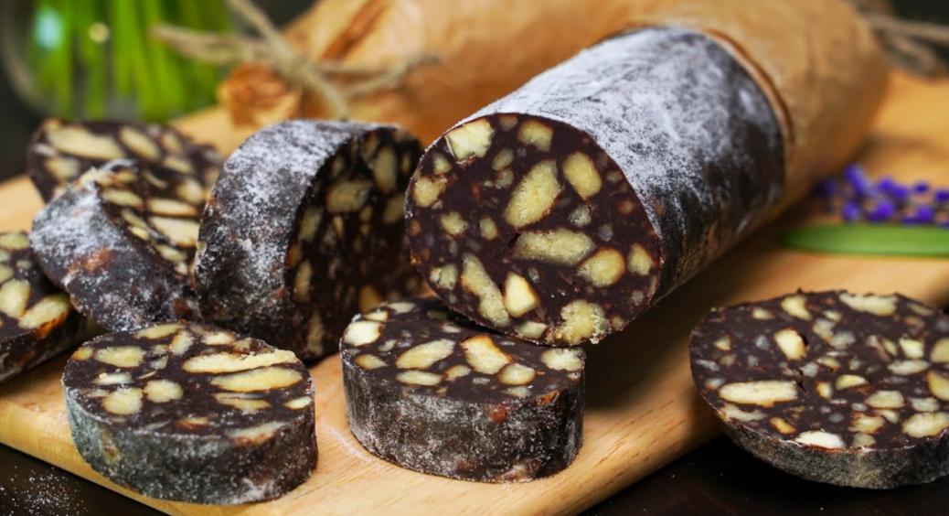 Діти не виходять з кухні, поки я готую цей десерт: шоколадна ковбаска, смак якої знайомий кожному 