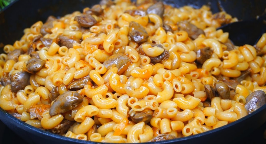 Смачна вечеря без зайвих зусиль: макарони з курячими сердечками на сковорідці, які обожнює чоловік та діти 