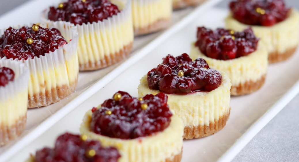 Десерт з кисломолочного сиру, що виглядає, як ресторанна страва: рецепт приготування ароматних мінічизкейків 