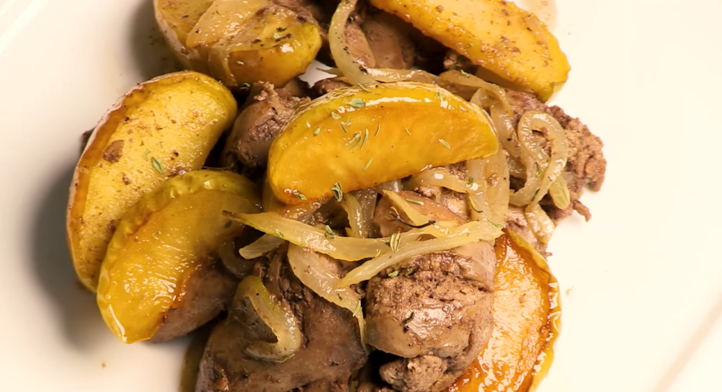 Бюджетно, але дуже смачно: карамелізована печінка з яблуками за 15 хвилин, виходить дуже ніжною й соковитою 