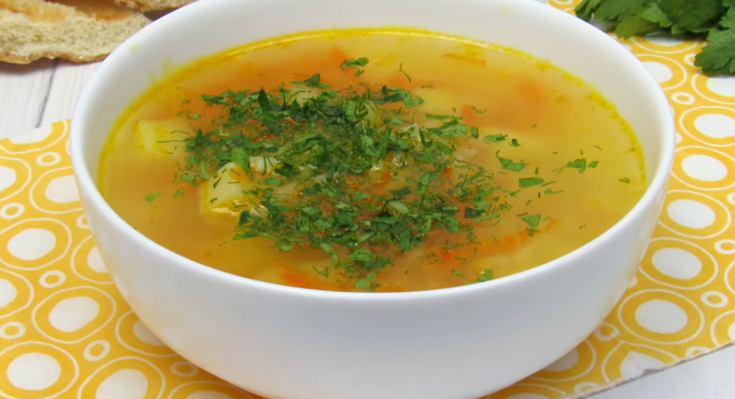 Проста страва з доступних інгредієнтів: легкий та апетитний рисовий супчик, який готується без м’яса 