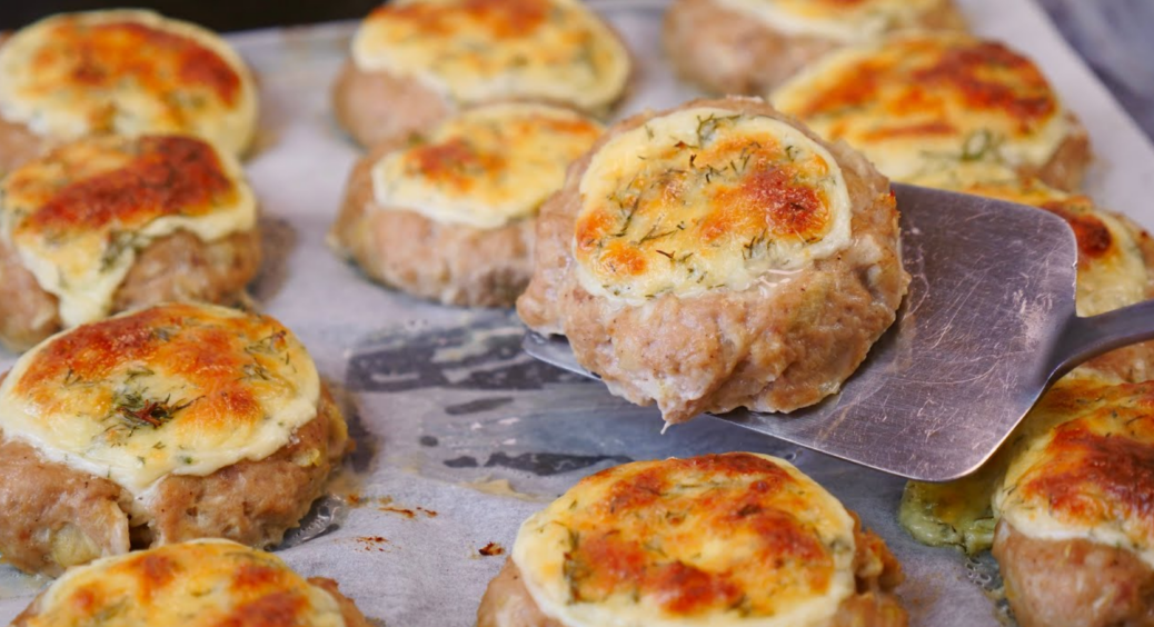 Ціле деко у духовці: цікавий рецепт котлет “Ватрушок” з сирною начинкою, які здивують оригінальною подачею 