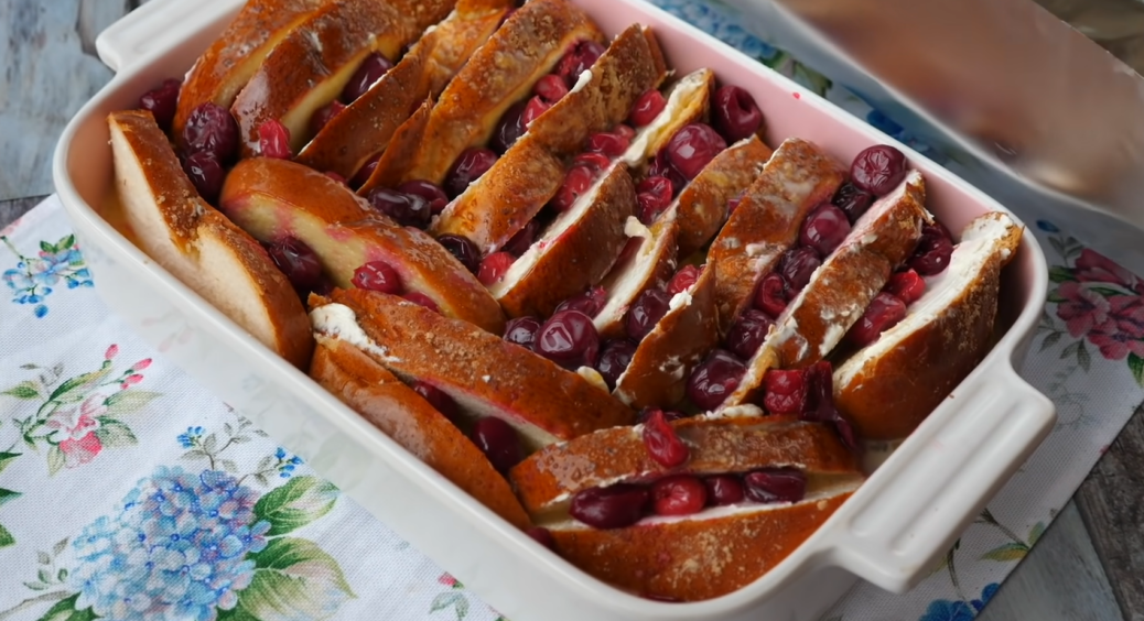 Залишився зачерствілий хліб? Тоді, час готувати справжню вишневу смакоту: випічка, яка надихає та вабить 