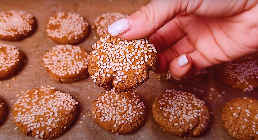 Що може бути смачнішим за домашню випічку? Рецепт медово-горіхового печива з кунжутом. Впорається кожна 