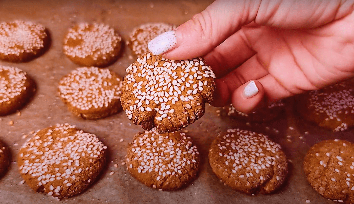 Рецепт приготування медово-горіхового печива з кунжутом