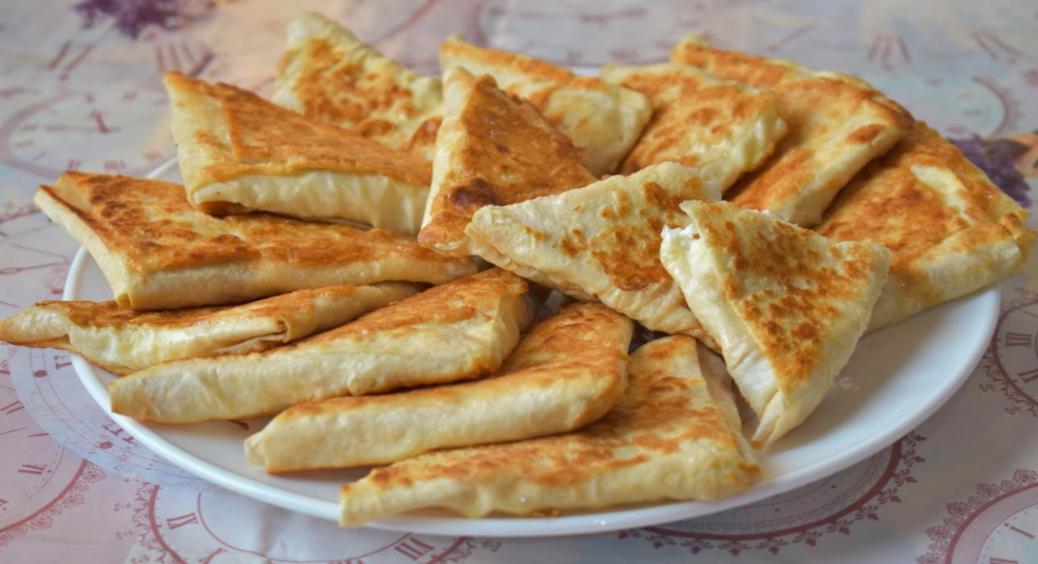 Всього 10 хвилин і соковитий десерт готовий: рецепт приготування солодких конвертиків з лаваша 