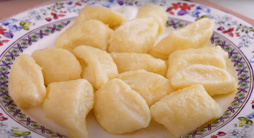 Ці ліниві вареники готую за 20 хвилин – зі столу зникають за 5: найулюбленіша страва дітей 