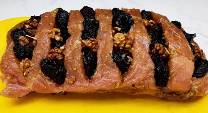 Привезла рецепт з Греції: найніжніше тушковане м’ясо з чорносливом і ще одним секретним інгредієнтом 