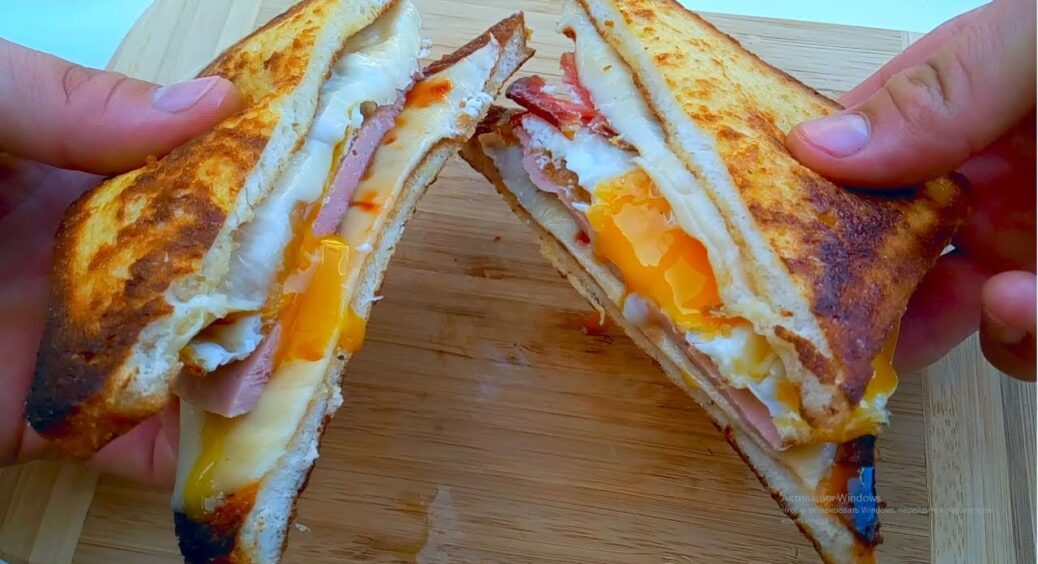 Пара шматочків хліба, стільки ж яєць і трохи сиру: сніданок, який обовʼязково захочеться їсти знову і знову 