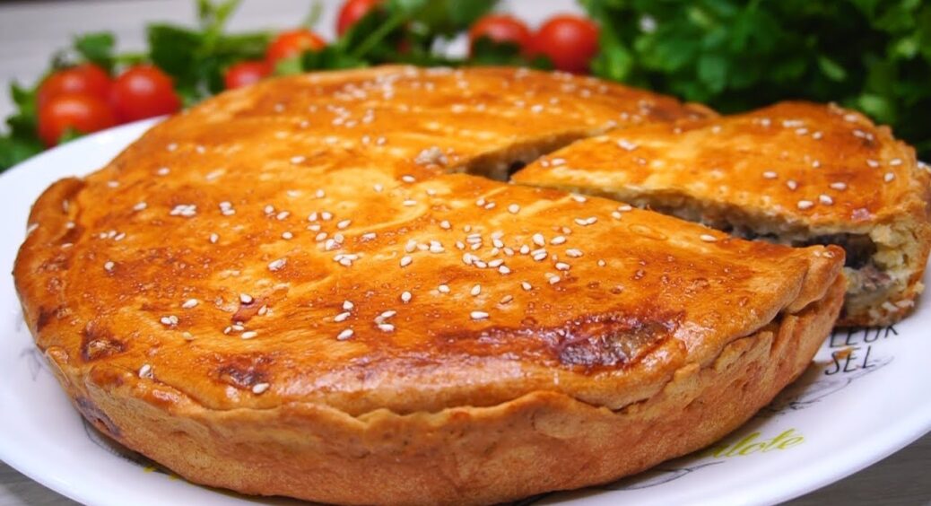 Консерви, кефір і трохи борошна: вийде чудова вечеря – вимішувати тісто та стояти біля плити не доведеться 