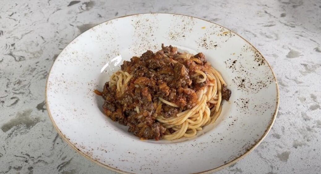 Чому ви раніше цього не робили? Рецепт швидкої смакоти з фаршем, цибулею та морквою на сковороді 