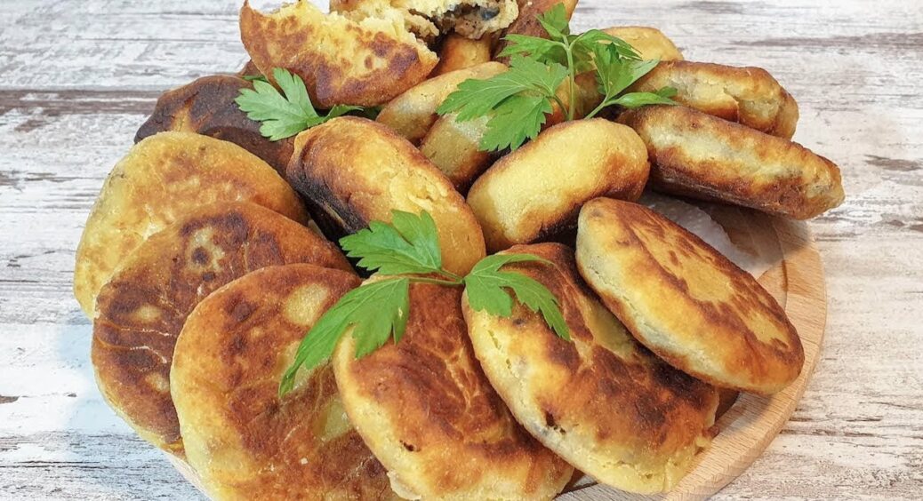 Смакота, яка сама проситься до рота: рецепт неймовірних картопляних пиріжків з ковбасною начинкою 