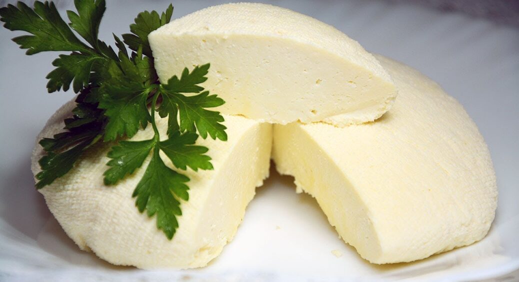 Домашній сир з одного молока: 15 хвилин варимо і додаємо дрібку секретного інгредієнта. На ранок все готово 