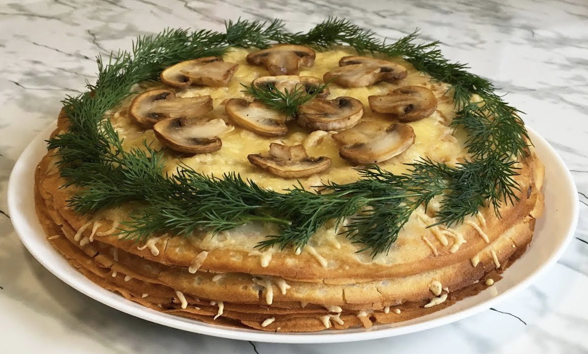 Рецепт дивовижного пирога, який готується з млинців, курки та сиру