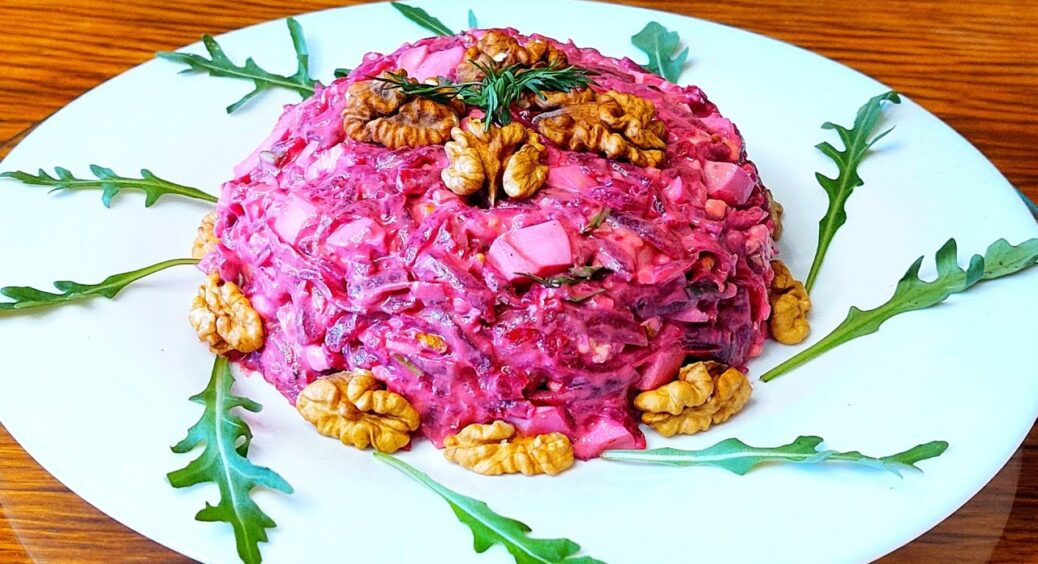 Швидко, просто та бюджетно: рецепт гостренького салату з буряка з яблуками та часничком – не відірватися 