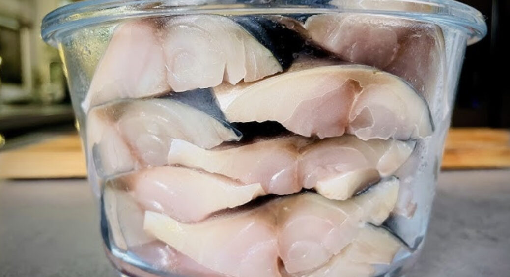 Найкраща скумбрія до Нового року 2026 та Різдва на всю сімʼю: готується у гарячому маринаді 