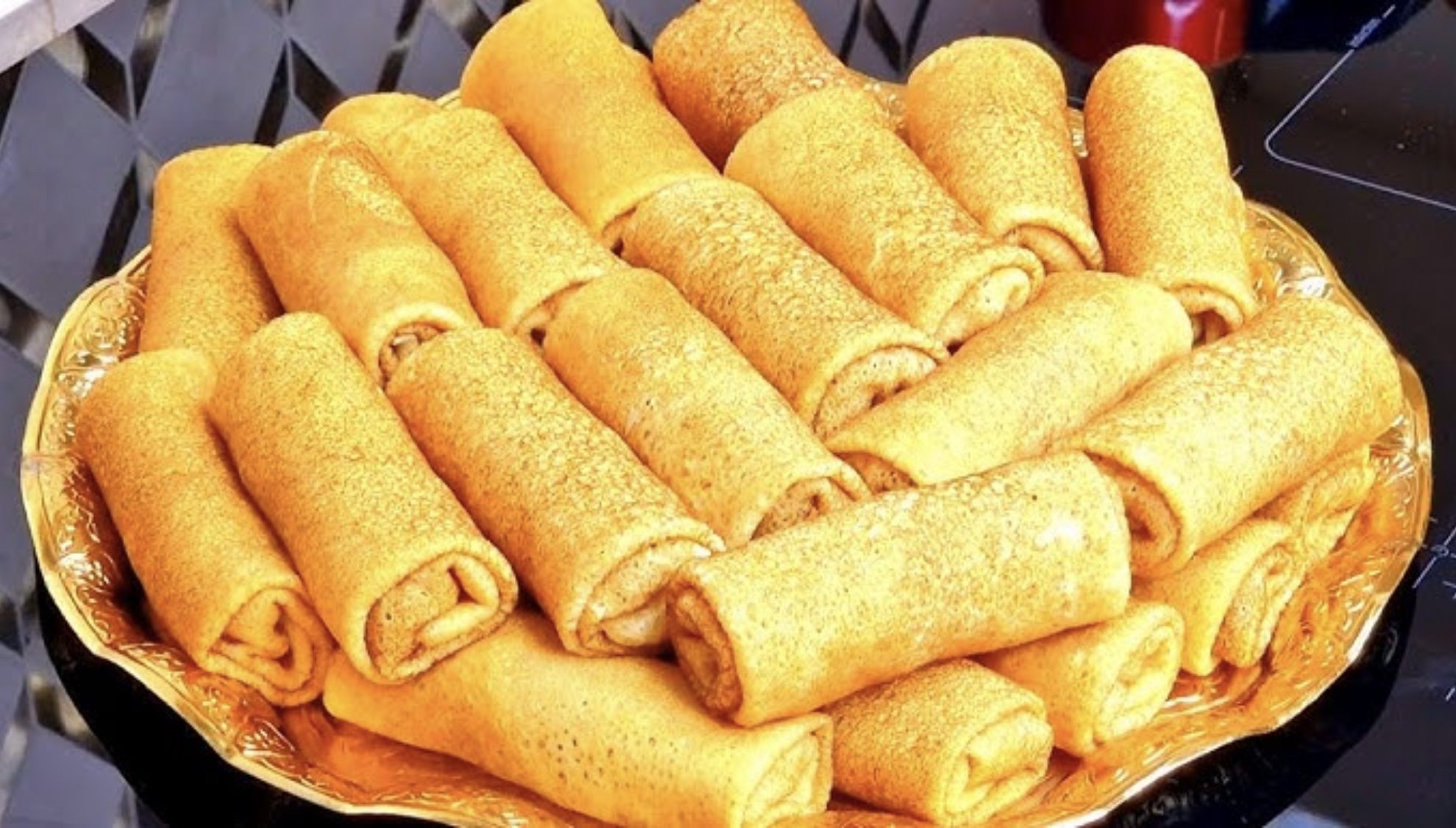 Кулінари розповіли, як приготувати тонкі млинці з лососем та крем-сиром