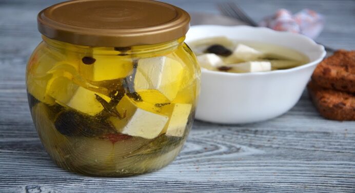 Маринована бринза з маслинами: простий рецепт чудової закуски, від якої гості не будуть відходити ні на крок 