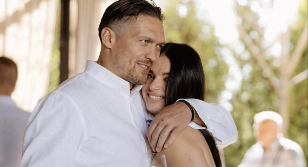 У нього сила в м’язах, у неї — в красі: дружина Олександра Усика показала себе без макіяжу 