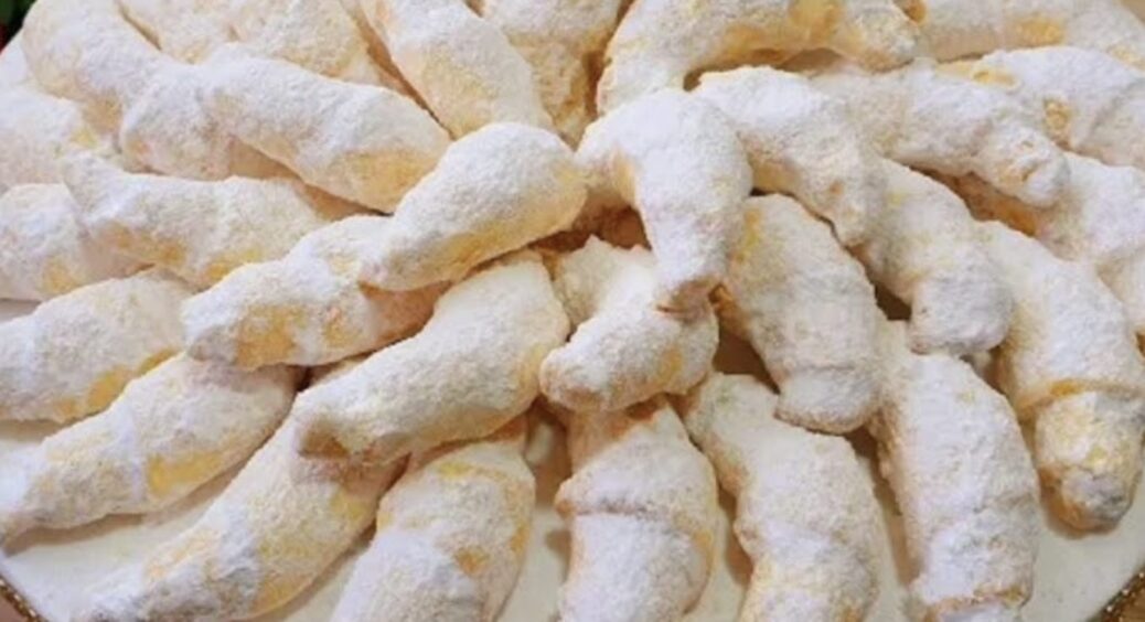 Беру 2 яйця – і купу рогаликів маю: бюджетний рецепт ніжної випічки на будні й свята 