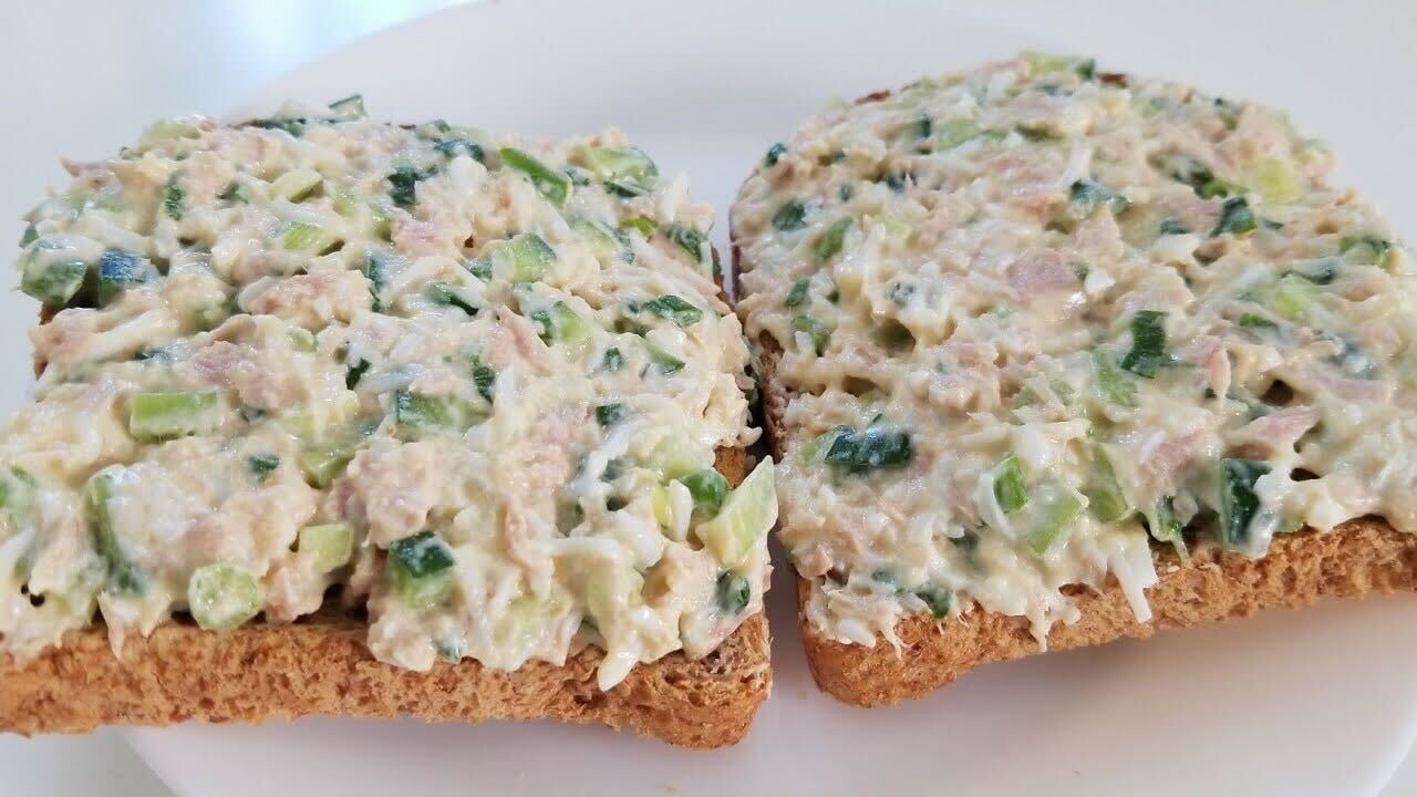 Смачний бутерброд на сніданок: любителям рибки неодмінно сподобається цей рецепт