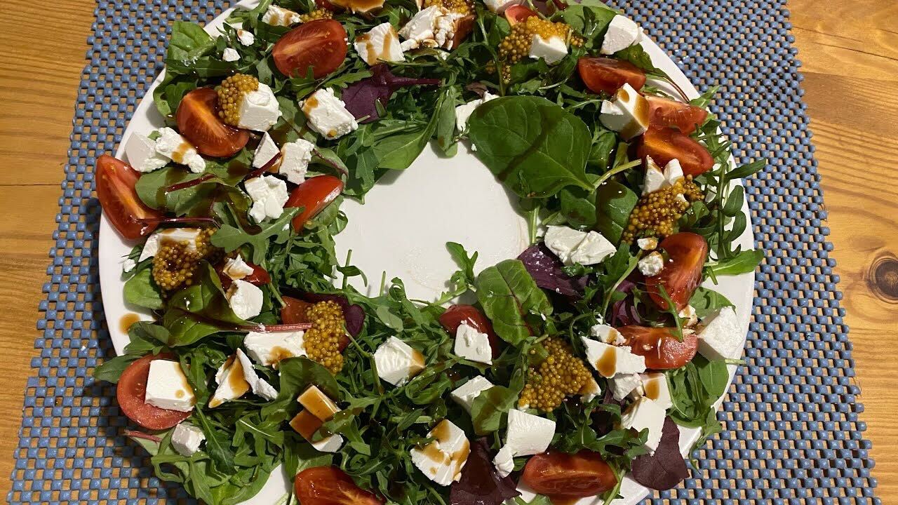 Свіжий салат у формі віночка поверне смаком в літо