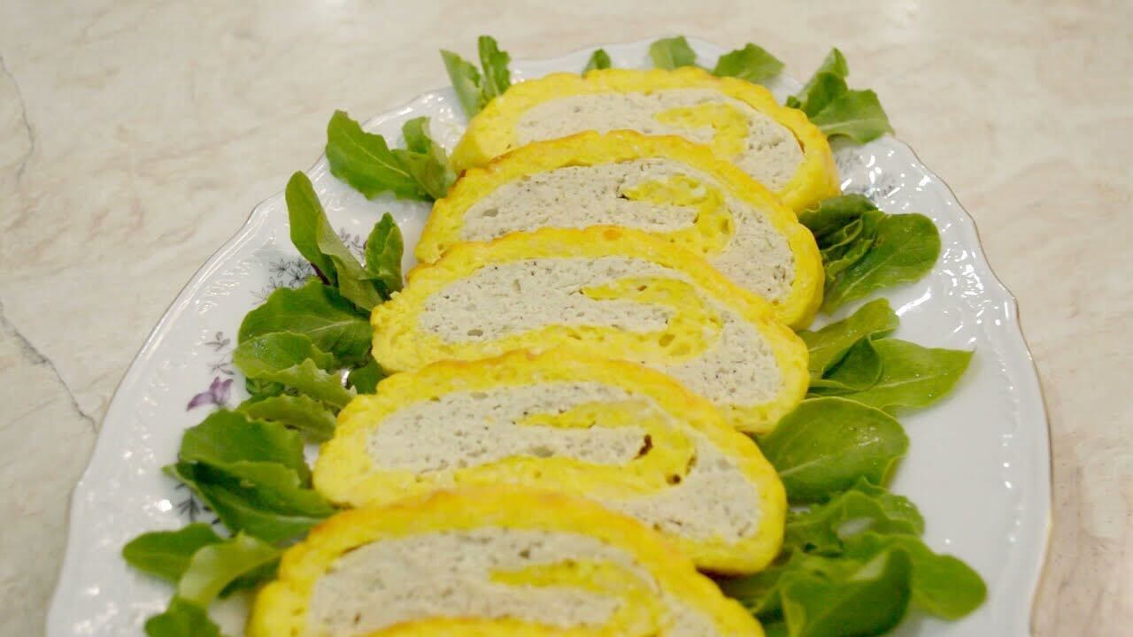 Сирний рулет з курячим фаршем: гості встануть зі столу тільки тоді, коли все зʼїдять