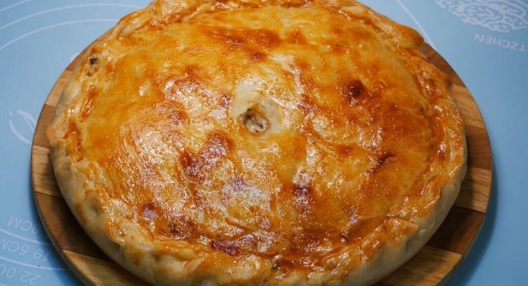 Неймовірний рецепт доступної вечері: готуємо курячий пиріг з картоплею. І не треба нічого видумувати 