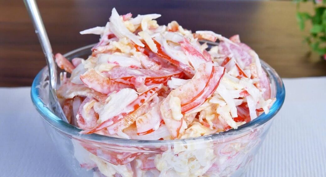 Салат “Червоне море” легкий, але водночас дуже ситний: такий цікавий на вигляд, а на смак ще кращий 