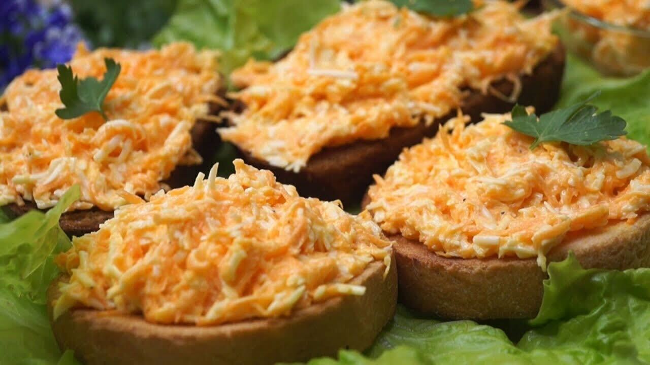 Бюджетний варіант перекусу для всієї сімʼї: беремо моркву, сир, часник і на хліб