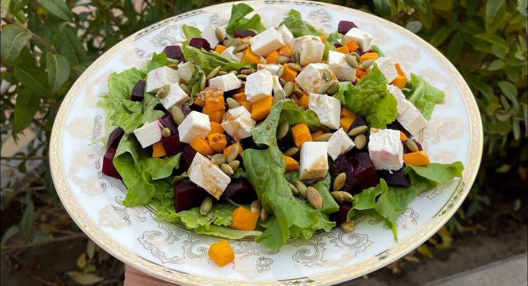 Поєднання, яке спробуєте вперше: ділимося рецептом печеного салату з гарбузом та буряком. Ще й корисно 