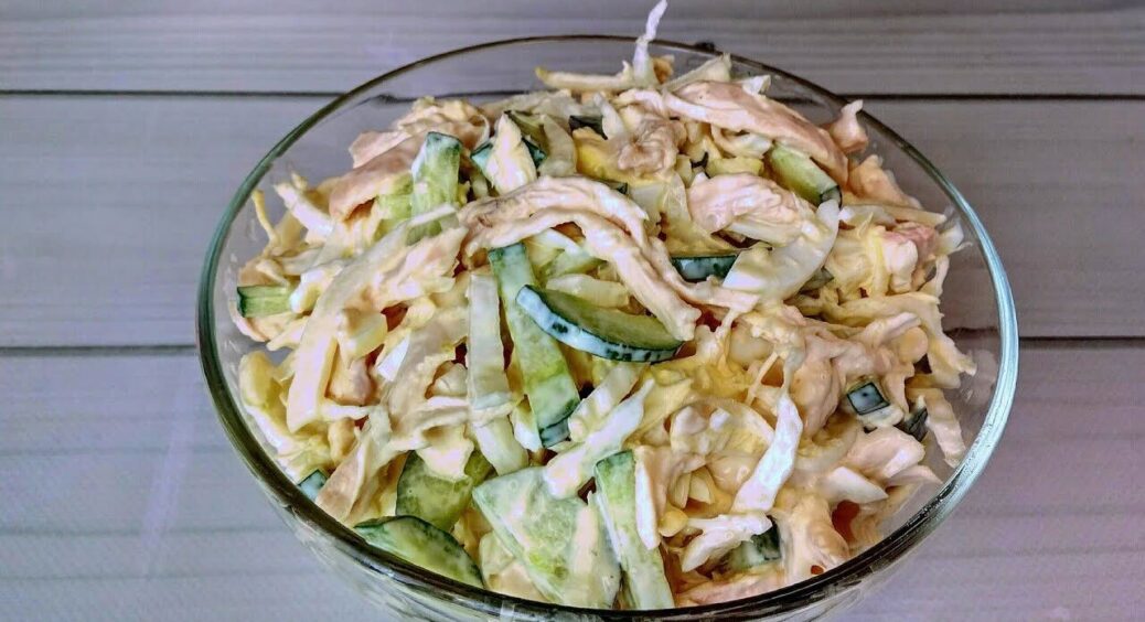 Мої гості його обожнюють. Рецепт небанального салату з пекінської капусти: розметуть, кліпнути не встигнете 