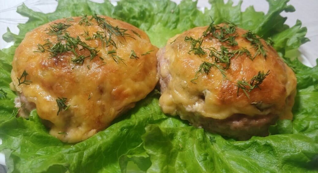 Якщо чогось не вистачає до гарніру, тоді робимо котлетки з грибами у духовці: такі готую майже щовечора 