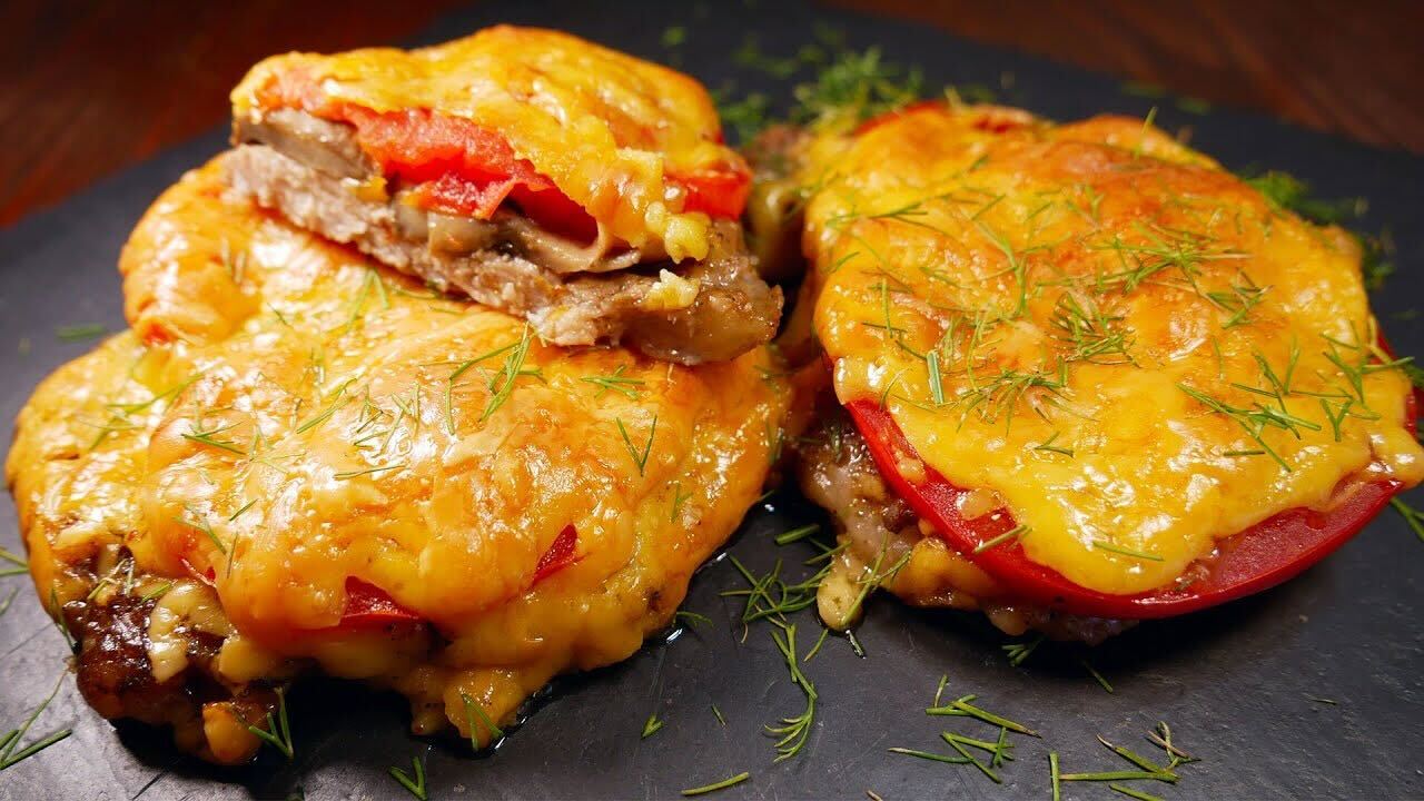 Від такого мʼяса потече слина: робимо соковиті відбивні зі свинини з помідорами та сиром в духовці