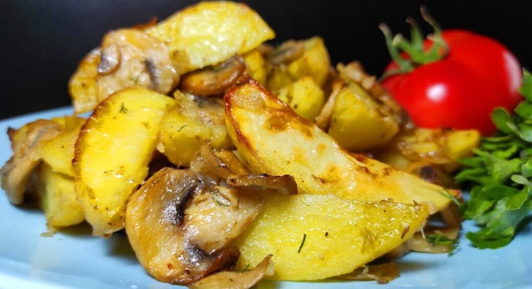 Готуємо найсмачнішу картоплю з грибами й отримаємо чудову вечерю: таку не соромно поставити і на святкування 