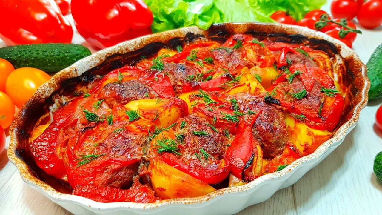 Запікаємо котлети в духовці з овочами та маємо повноцінну вечерю