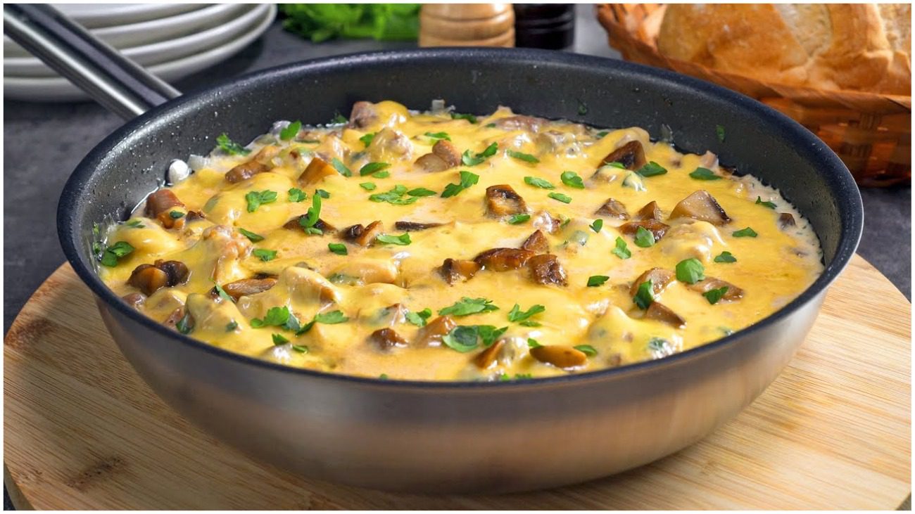 Легкий рецепт жульєна з куркою та грибами на сковороді