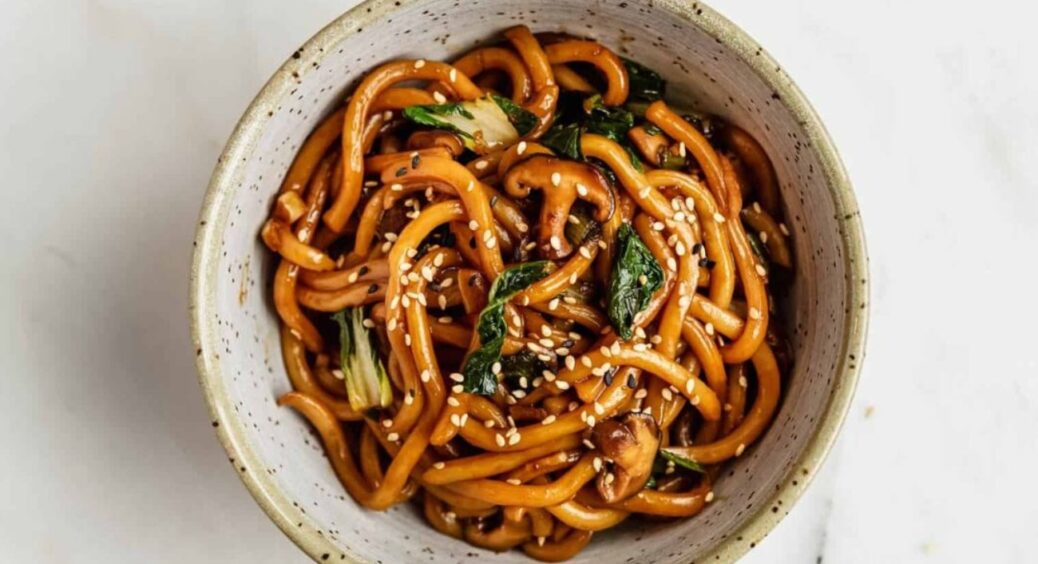 Сподобається всім, хто скуштує: ресторанний рецепт приготування азійської локшини з овочами в соусі теріякі 