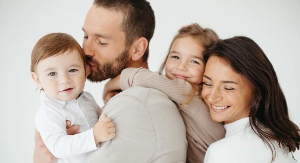 Переможниця “Танців з зірками” Ілона Гвоздьова вперше показала, як підросли її діти: справжні копії батьків 