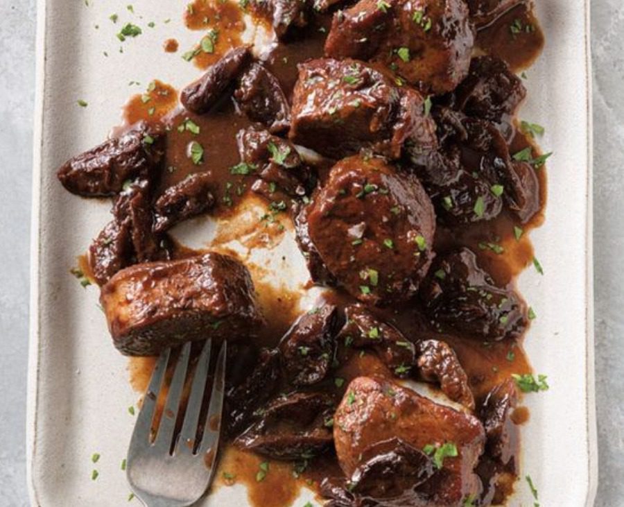 Рецепт тушкованого м'яса з чорносливом: найкраща ідея для вечері