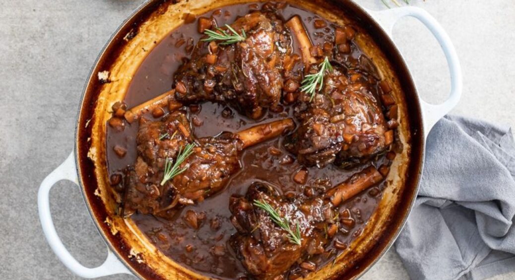 Привезла рецепт з Греції: найніжніше тушковане м’ясо з чорносливом і ще одним секретним інгредієнтом 