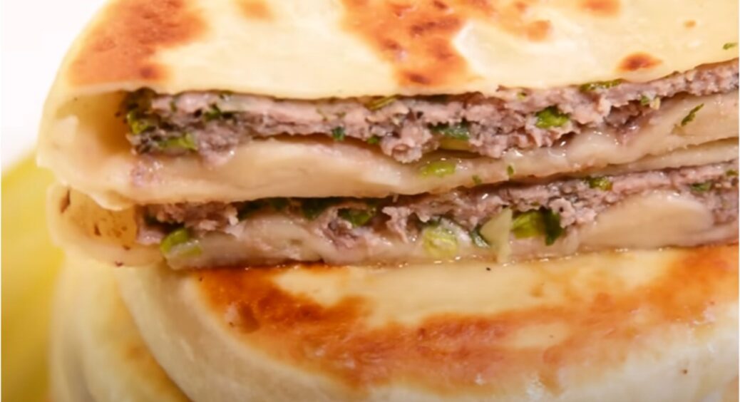 Борошно, окріп і трохи фаршу: неймовірно соковиті пиріжки. Бюджетний рецепт без яєць і дріжджів 